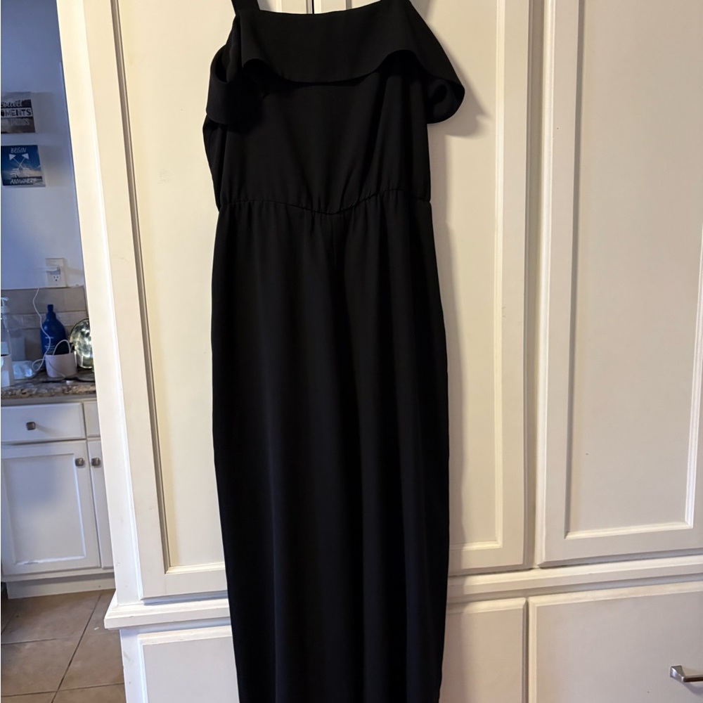 Stylish Black jumpsuite with shoulder straps.